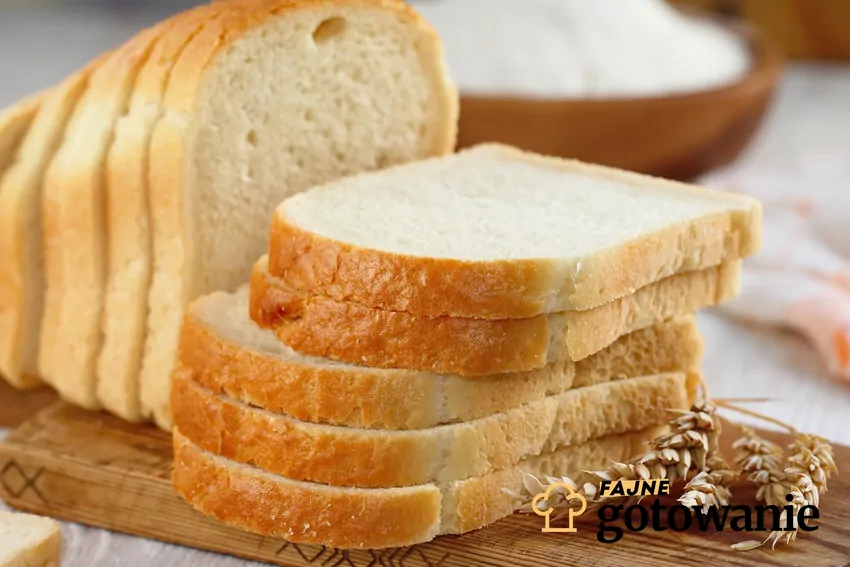 Ten rodzaj chleba nie powinien być jedzony przez osobę z cukrzycą Pieczywo pzenne pokrojone ułożone na desce