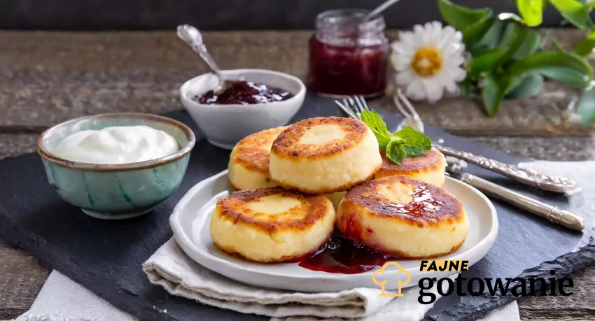 Syrniki ułożone na talerzu