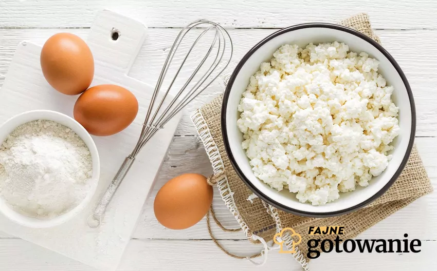 Twaróg, mąka i jajka ułożone na białym blacie