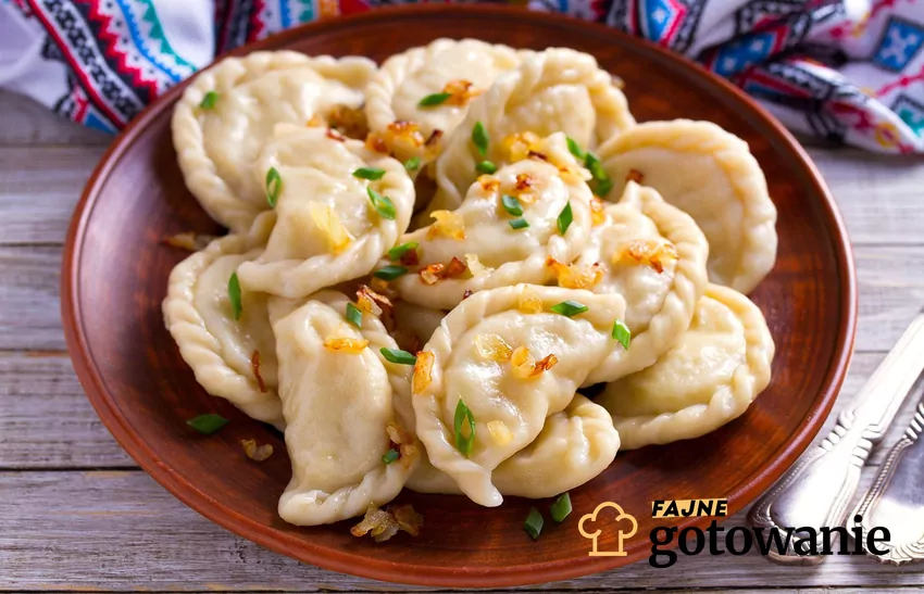 Ugotowane pierogi z okrasą z cebuli