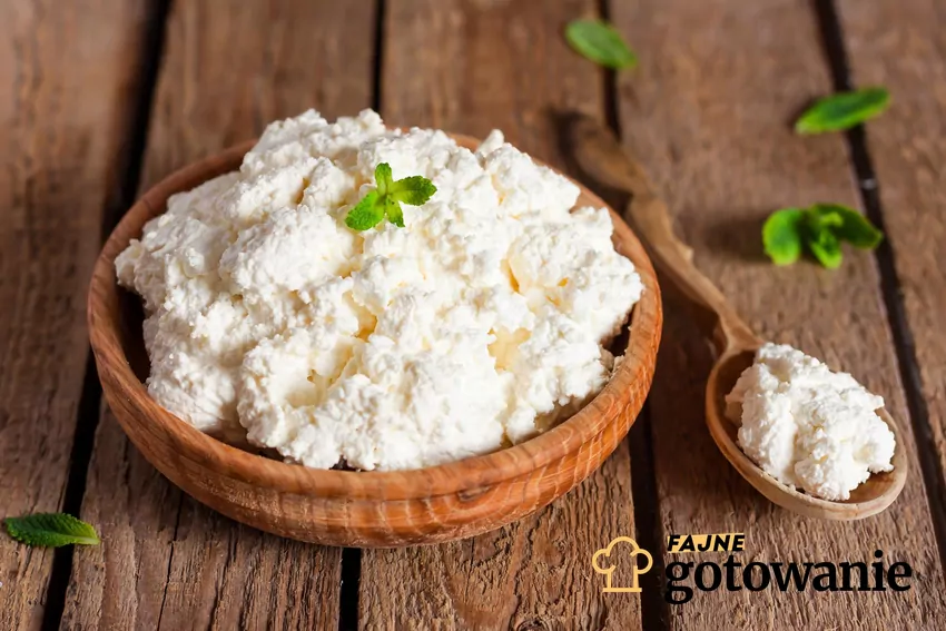 Twaróg jest najzdrowszym wyborem Twaróg w misce drewnianej