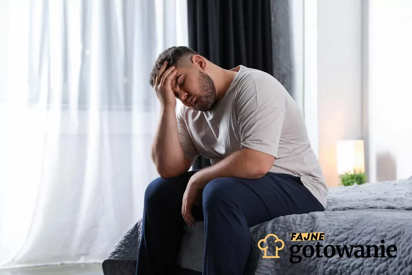 Keto może dawać ekspresowe efekty, jednak nie na długo Mężczyzna z nadwagą siedzi załamany w łazience na podłodze, przed nim leży waga