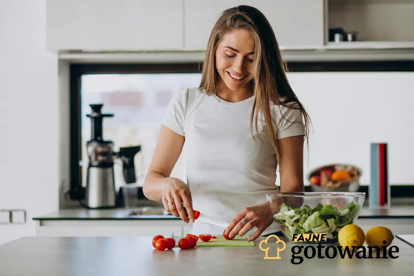 Kobieta przygotowuje zdrowy posiłek