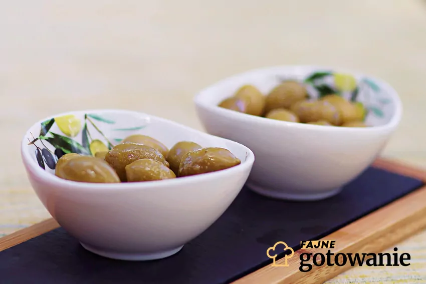 Zielone oliwki w miseczkach