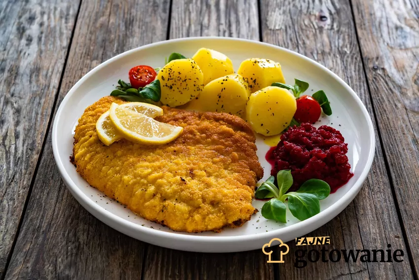 Kotlet schabowy, ziemniaki i buraczki na talerzu