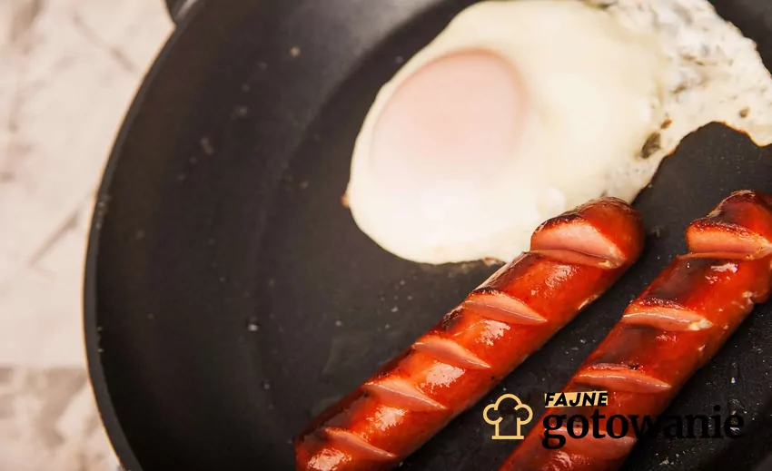 Dieta ketogeniczna ma wiele różnych odmian, warto znać je wszystkie Jajko i kiełbasa smażone na patelni