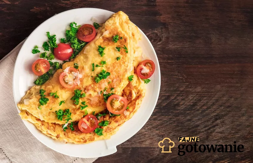 Omlety to bardzo popularny posiłek na diecie keto Omlet podany z pomidorkami