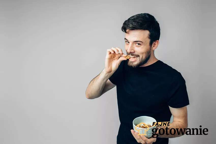 Regularne jedzenie orzechów włoskich chroni przed zachorowaniem na nowotwory Mężczyzna je orzechy