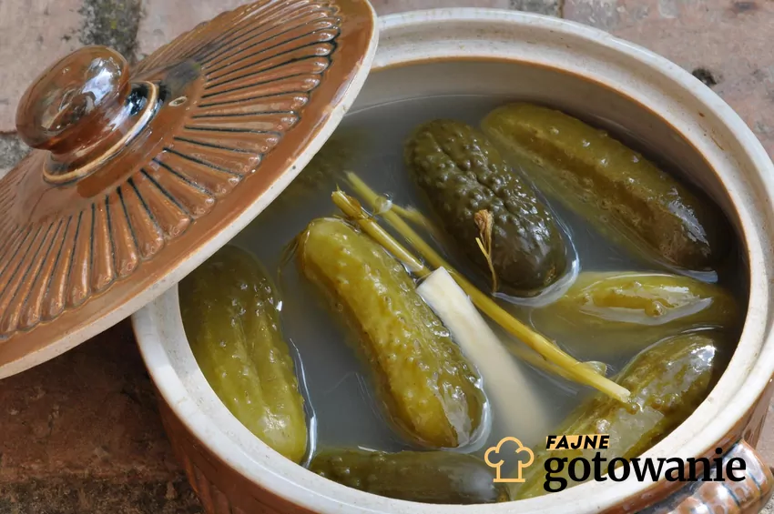 Ogórki w glinianym naczyniu