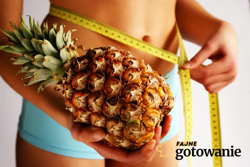 Bromelaina ma szereg innych zastosowań poza działaniem odchudzającym Kobieta mierzy się w talii miarką, a w ręce trzyma ananasa