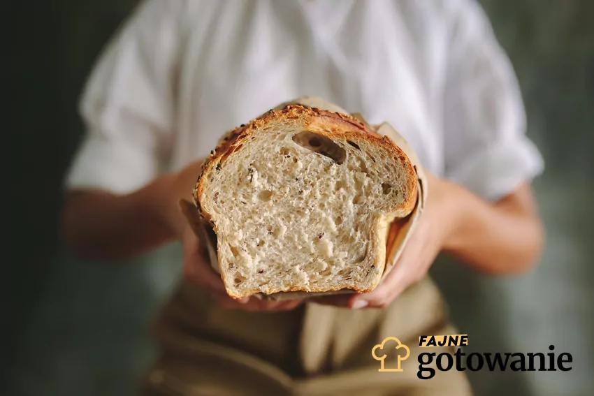 Dzięki temu dodatkowi pieczywo nie pleśnieje i dłużej jest świeże Osoba trzyma świeży chleb w dłoniach