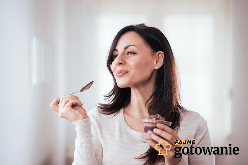 Odpowiedni deser w diecie cukrzycowej jest jak najbardziej dozwolony Kobieta je deser