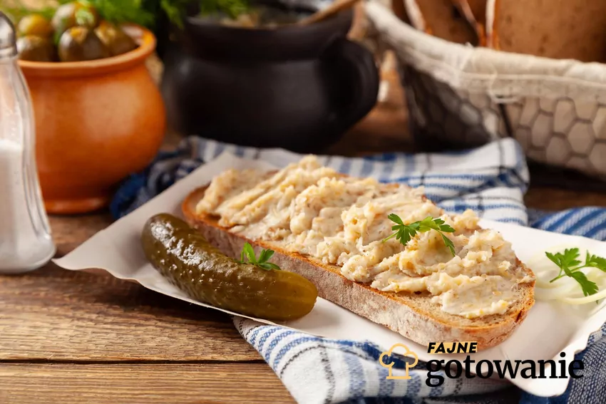 Smalec ma coś, czego nie zawiera oliwa z oliwek Kanapka ze smalcem, obok leży ogórek kiszony
