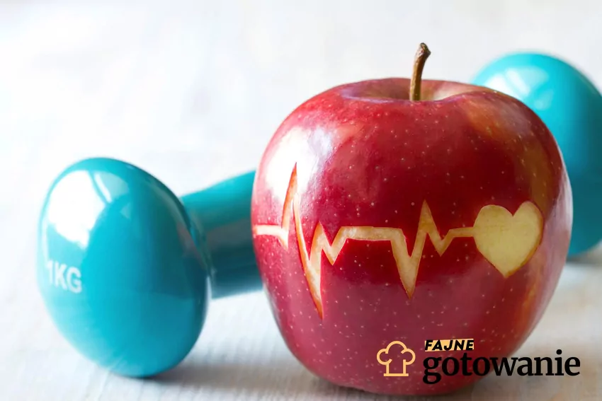 Aktywność i dieta to dwa podstawowe czynniki obniżające ciśnienie krwi Jabłko z wyciętym wzorem tętna w skórce, z tyłu ciężarek