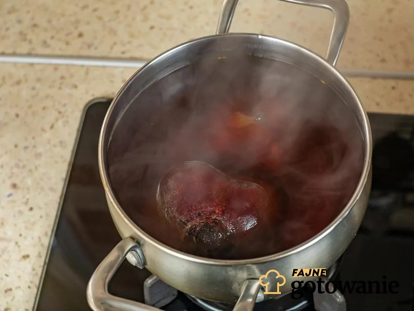 Zupa z botwiny to klasyka sezonowej kuchni Zupa z buraków