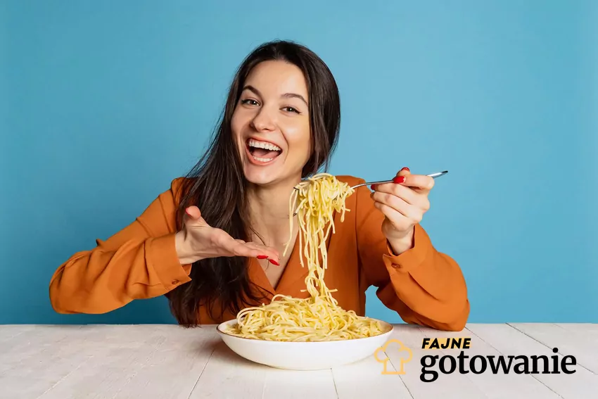 Jeśli gotujesz dla dwóch osób, pomnóż serwowaną przez restauracje porcję razy dwa Kobieta z makaronem