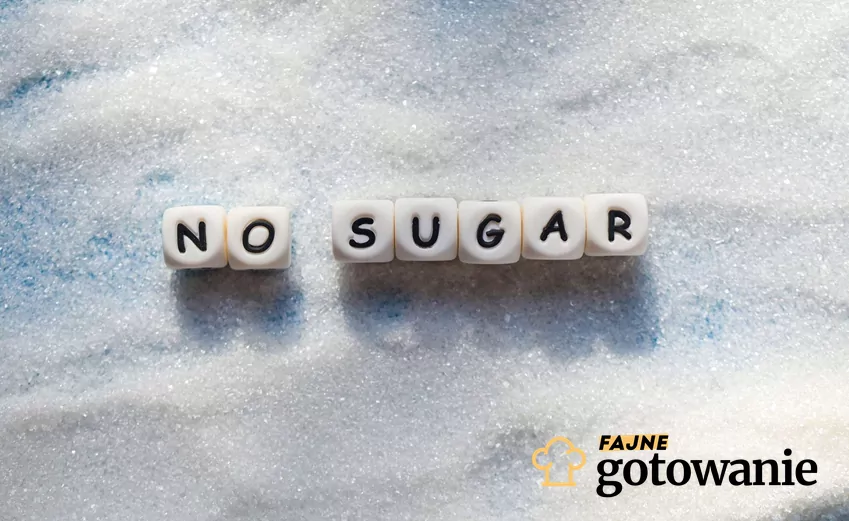 Cukier dodawany jest do wielu produktów spożywczych Rozsypany cukier a na nim napis "no sugar"