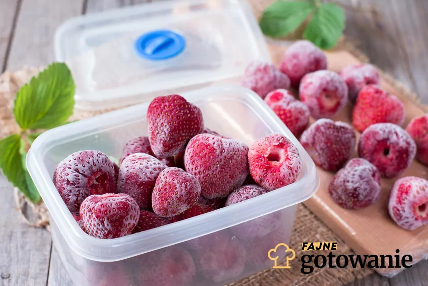 Mrożonych truskawek nie należy rozmrażać w temperaturze pokojowej Mrożone truskawki w pudełku