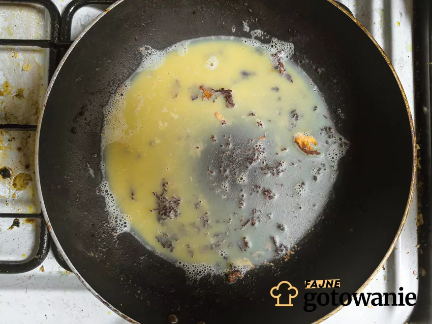 Zużyty tłuszcz można oddać do punktu selektywnej zbiórki odpadów Patelnia po smażeniu kotletów