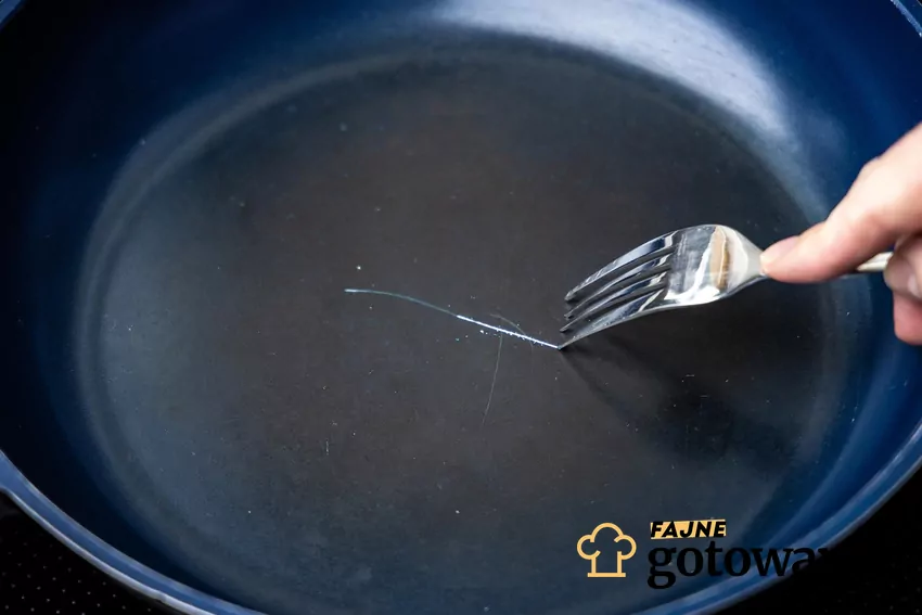Nawet jedna rysa na teflonie może spowodować uwalnianie substancji toksycznych do żywności podczas obróbki cieplnej Patelnia teflonowa z rysą