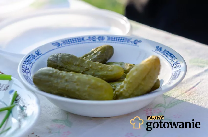 Ogórki do kiszenia powinny być jak najświeższe Ogórki kiszone w miseczce