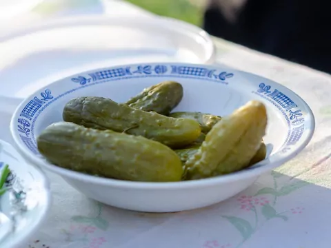 Ogórki kiszone z dziurą w środku