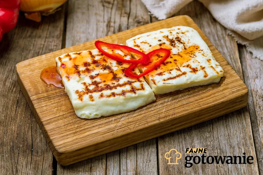 Halloumi z grilla to jeden z najpyszniejszych serów - idealnie smakuje z warzywami Grillowany halloumi