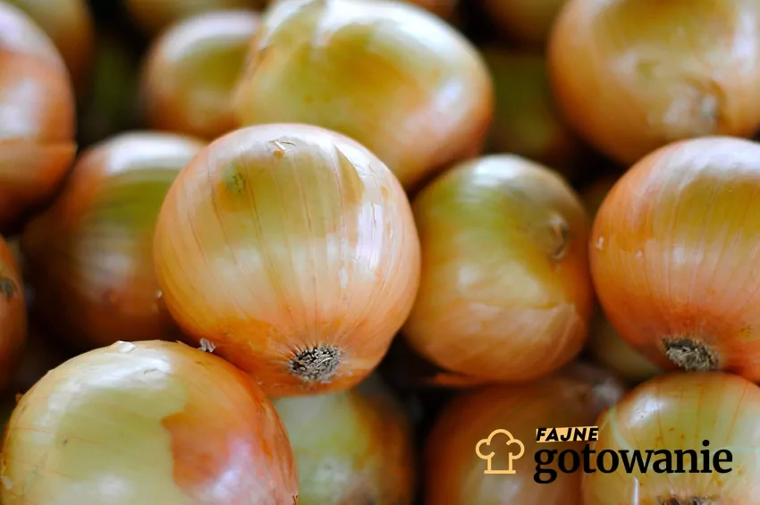 Nie każdy wie, że jeden pozornie błahy składnik rosołu może mieć na niego bardzo negatywny wpływ Żółte cebule