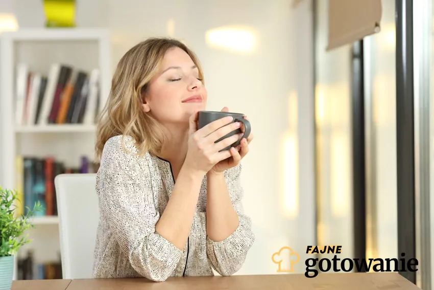 Promocja na kawę z Carrefoure Kobieta pijąca swoją ulubioną kawę