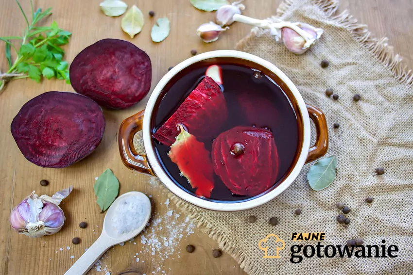 Widok z góry na zakwas z buraka w słoiku