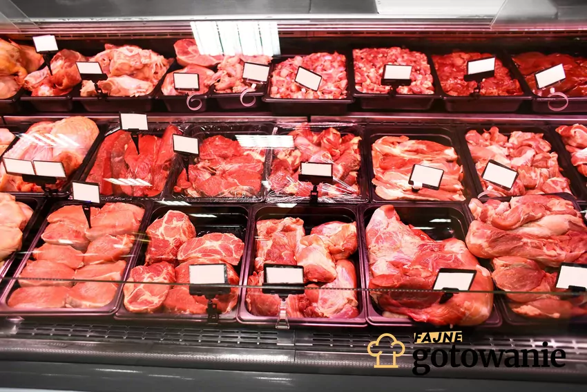 Mięso na wagę w Dino pochodzi wyłącznie z zakładu Agro-Rydzyna Lada z surowym mięsem