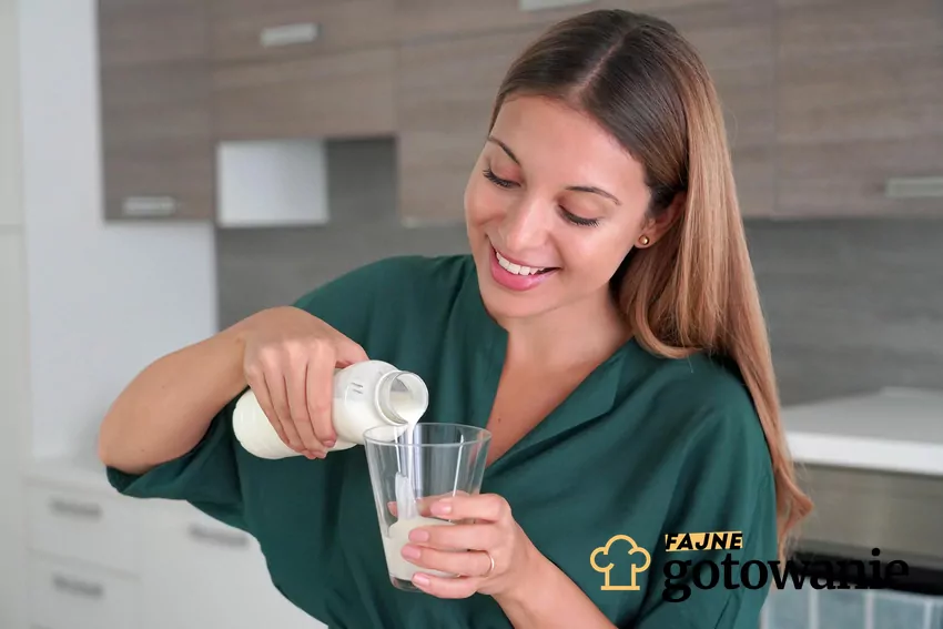 Kefir słynie z właściwości probiotycznych Kobieta nalewa kefir do szklanki