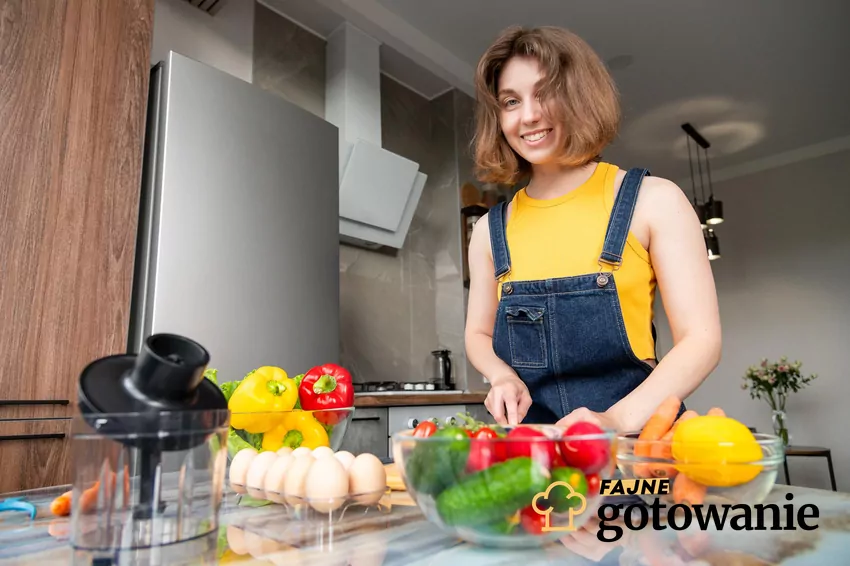Młoda dziewczyna przygotowuje posiłek bez węglowodanów
