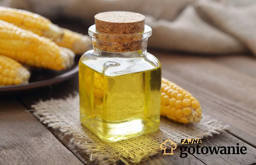 Olej w butelce, wokół nasiona i kolby kukurydzy