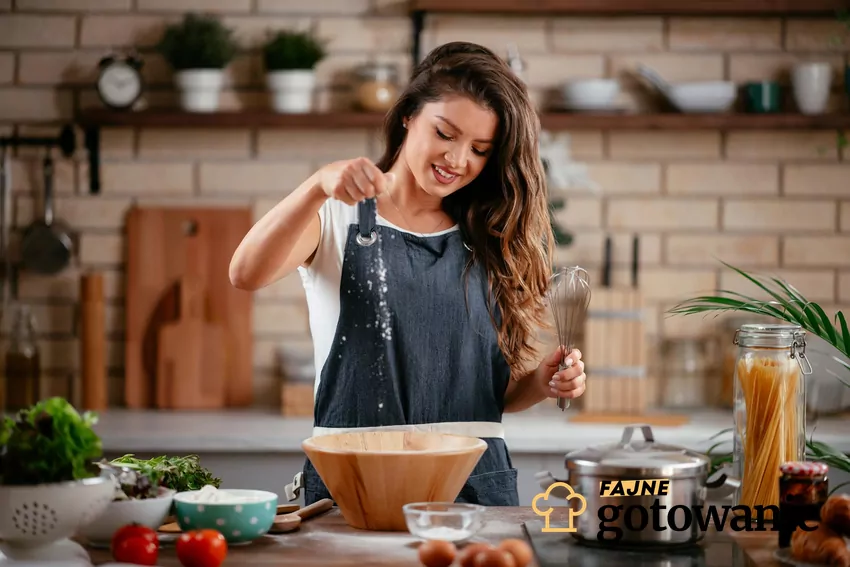 Kobieta sypie mąkę