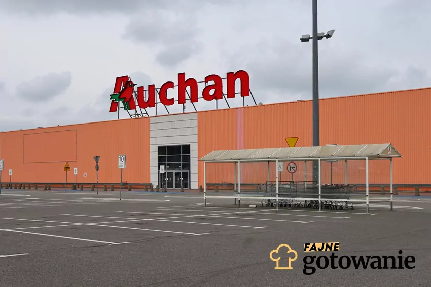 W Auchan duża obniżka ceny kawy Logo sklepu Auchan