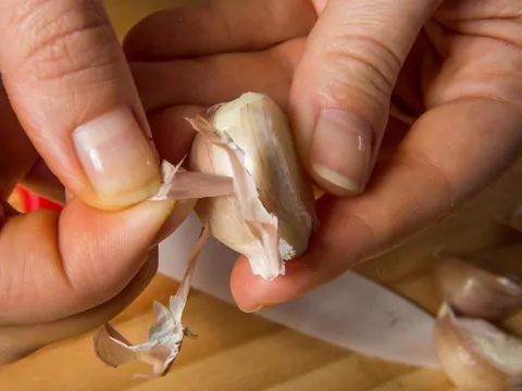 Sposób na obieranie czosnku