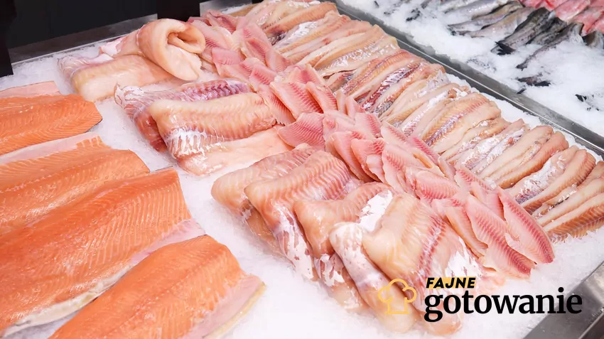 Różne świeże ryby na blacie