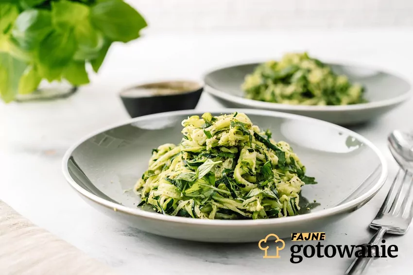 Taki „makaron” świetnie komponuje się m.in. z aromatycznym pesto Danie z makaronem z cukinii