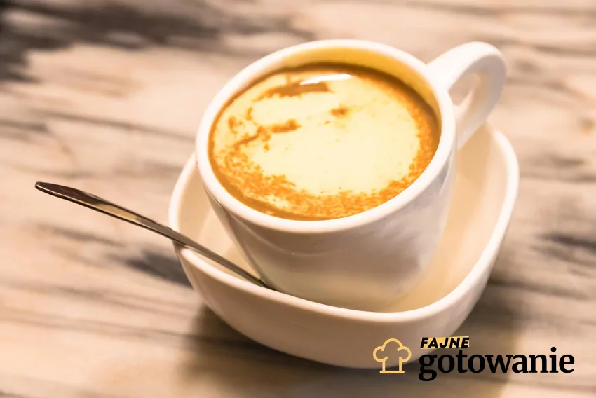 Filiżanka z zaparzoną kawą