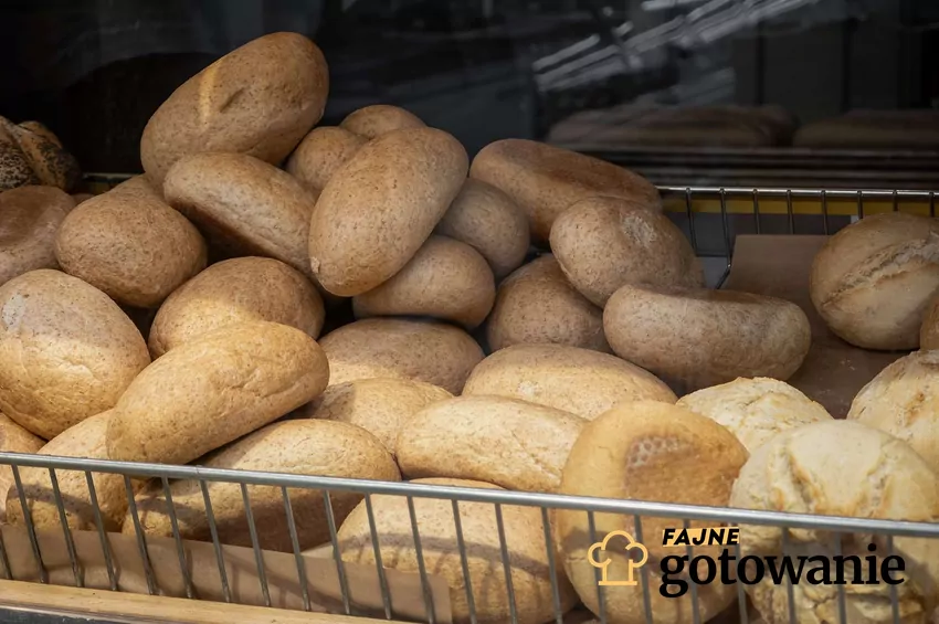 Pieczywo wyłożone w specjalnej szufladzie w sklepie