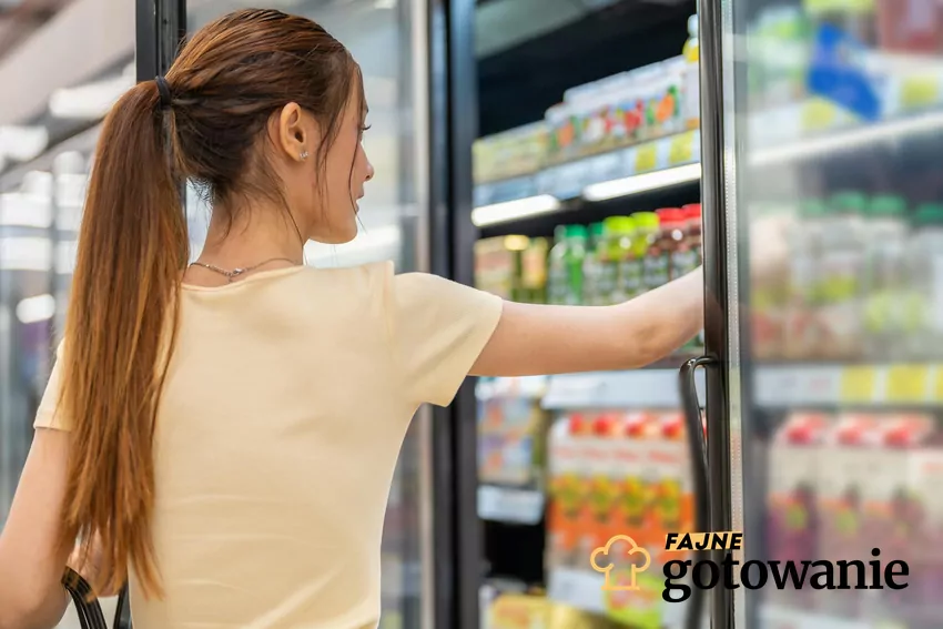 Będąc na zakupach dobrze jest sprawdzać skład produktów Kobieta wybiera coś ze sklepu z działu z nabiałem