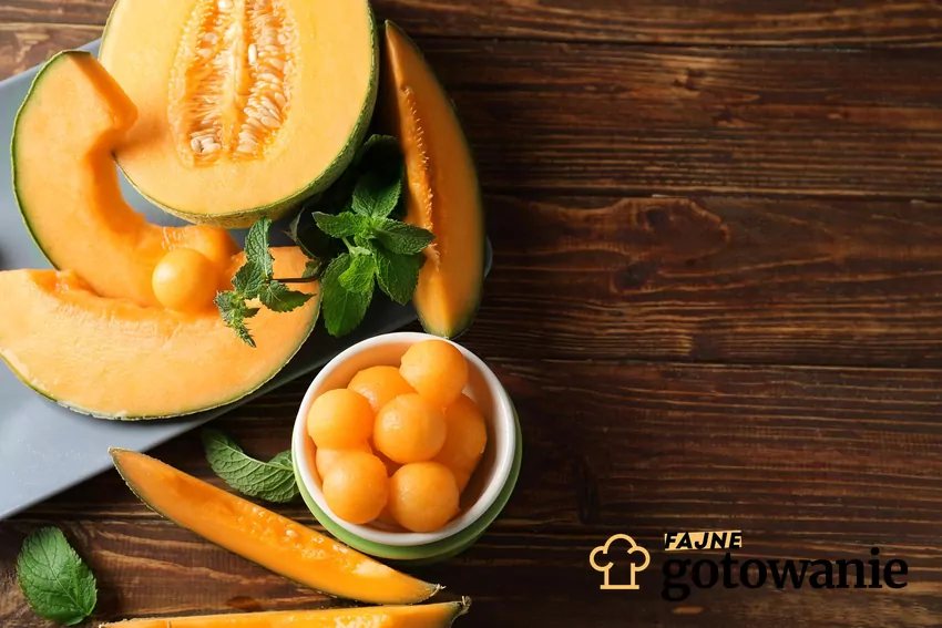 Ten owoc zawierać może nawet 90% wody Pokrojony melon oraz kulki z melona w miseczce