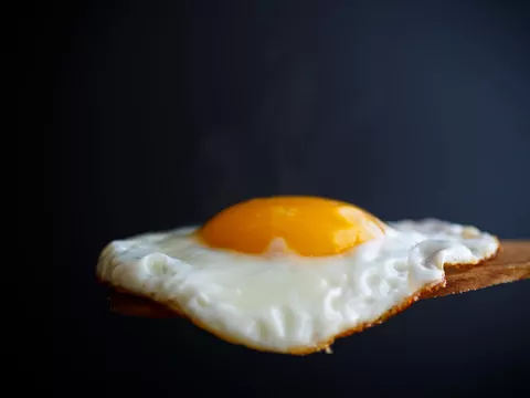 Smażenie jaj bez tłuszczu