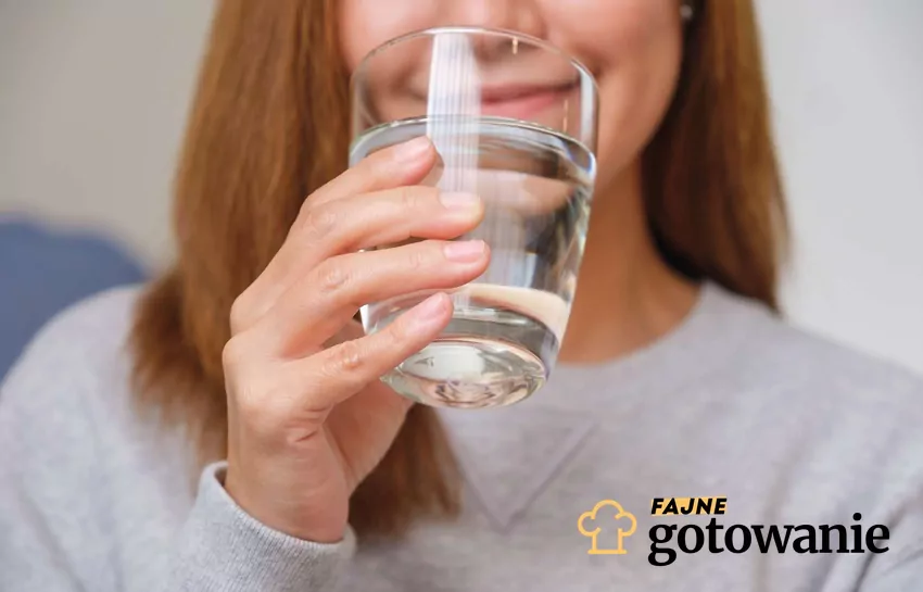 Odwodnienie to obecnie duży problem, nie tylko przez wysoką temperaturę Kobieta pijąca wodę