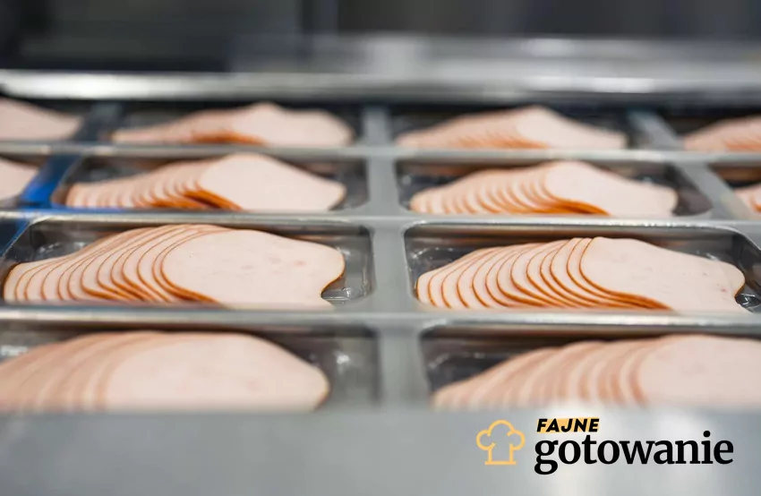 Wędliny paczkowane to częsty wybór klientów Wędliny pakowane na linii produkcyjnej