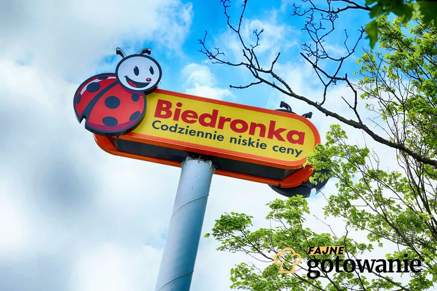 Woda jest niezbędna do życia, a zaopatrzyć się w nią można m.in. w Biedronce Szyld Biedronki