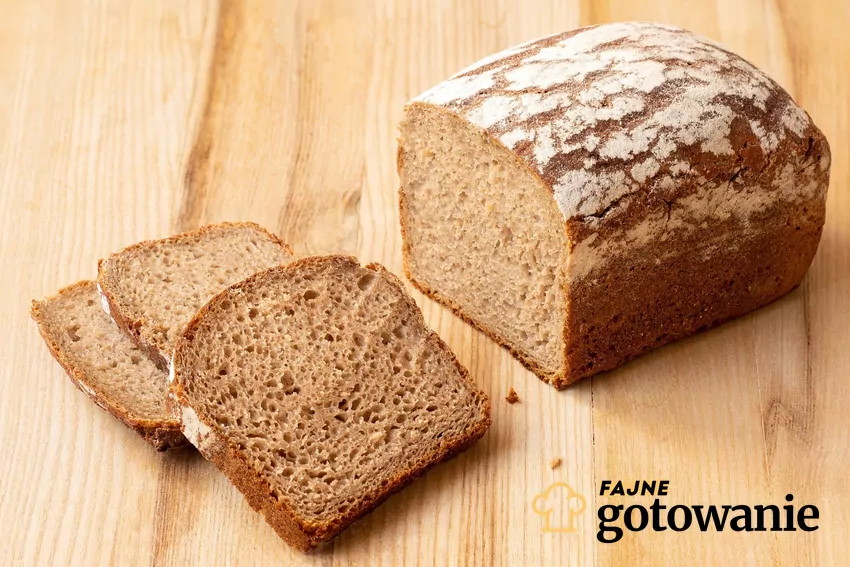 Tak wygląda chleb żytni bez drożdży w Lidlu Cleb żytni w kawałku, obok pokrojone 3 kromki