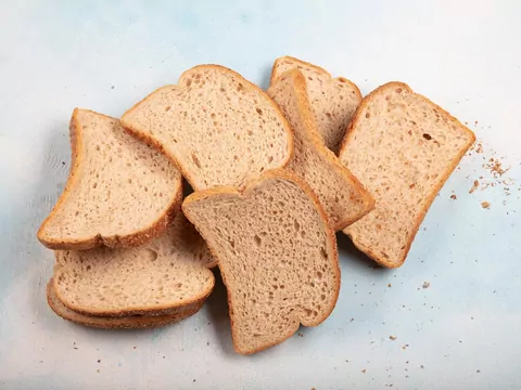 Odświeżanie czerstwego chleba