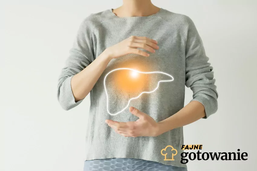 Kobieta ma na brzuchu kontur wątroby